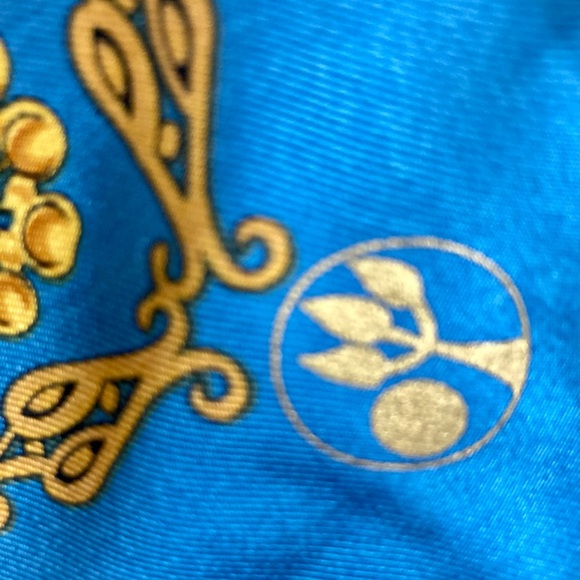 Fabulous silk scarf from WAKO Ginza Tokyo - Picture 4 of 12